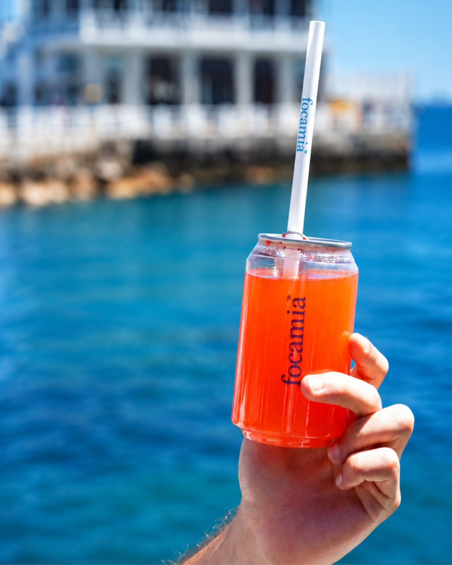 Deniz kenarında el yapımı çilek limonata